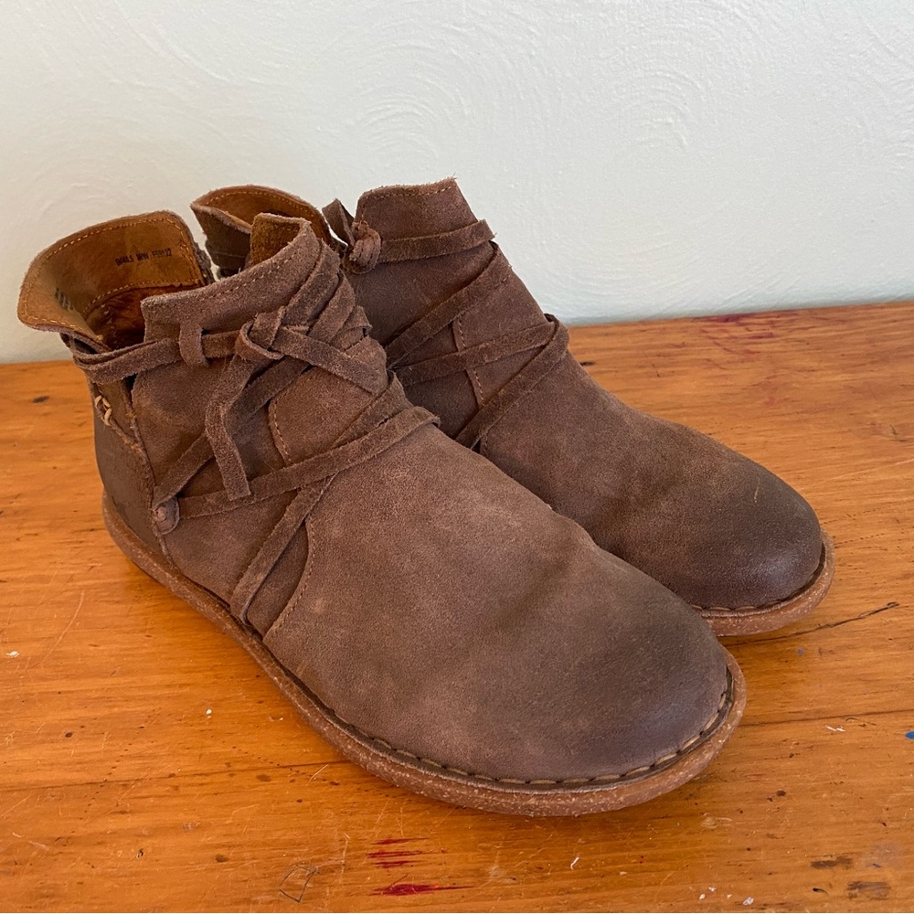 Women’s size 9 Born boots